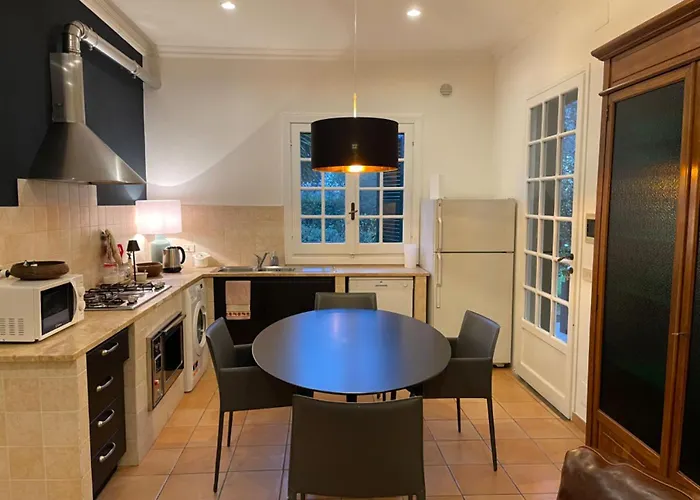 Delightful Stylish House With Private Garden Close To Downtown