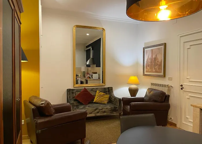 Delightful Stylish House With Private Garden Close To Downtown